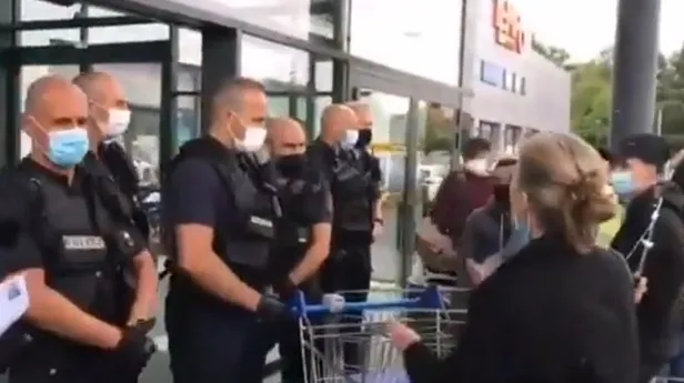 Fransa'da sosyal medyayı sallayan görüntü! Aşı karşıtı Fransızlara polis engeli: Markete giremediler-3