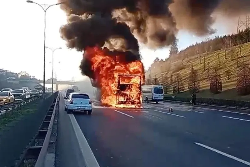Yolun ortasında cayır cayır yandı (AA)