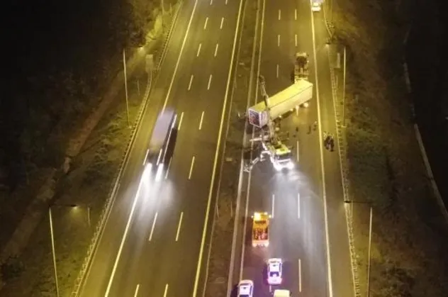 Anadolu Otoyolu'nun Bolu Dağı Tüneli yakınında devrilen TIR ulaşımı aksattı