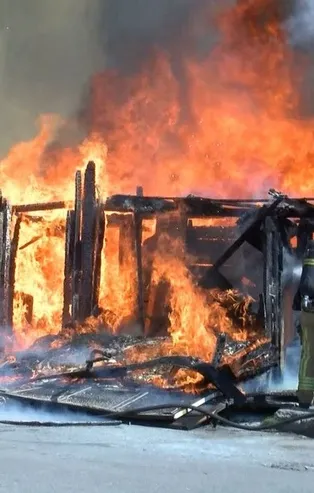 Gecekonduda büyük yangın! Zor kaçtılar...