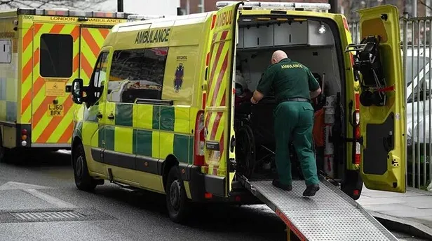 ingilterede-saglik-krizi-buyuyor-ambulans-calisanlari-da-greve-gidecek-1674074991126.jpeg