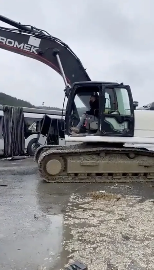 Dünyada geri dönüşüm furyası varken CHP'li Ekrem İmamoğlu yönetimindeki İBB metrobüsü kepçe ile parçalattı!-2