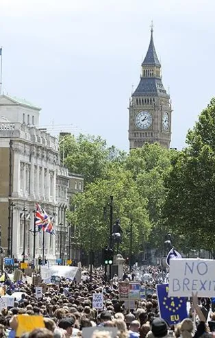 İngiltere'de Brexit kaosu derinleşti