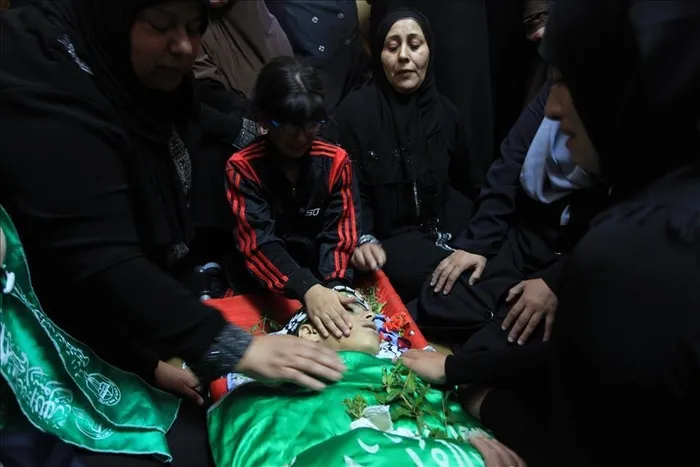 pendiksporlu-futbolculardan-katledilen-filistinli-cocuklara-dikkat-ceken-destek-yuzlerine-kirmizi-boya-surerek-1701538732965.jpeg Pendikspor'dan Filistinli çocuklara destek: Yüzlerine kırmızı boya sürerek çıktılar-3