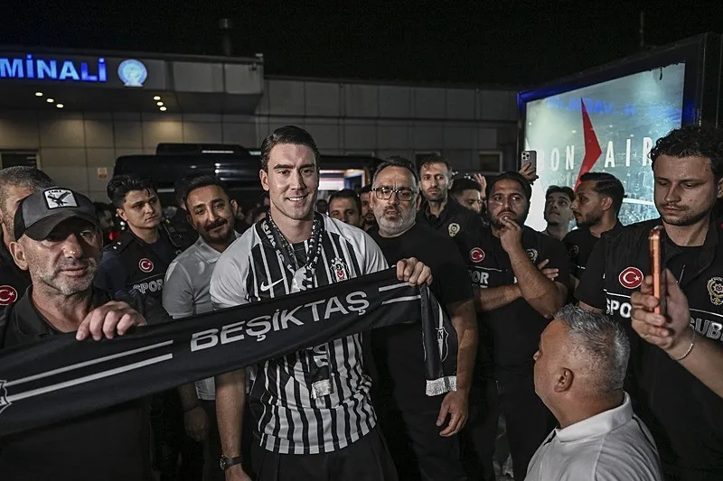 besiktas-vlahovici-bitirdi-sirp-golcu-istanbula-geldi-1786574391602.jpeg Beşiktaş Vlahovic'i bitirdi! Sırp golcü İstanbul'a geldi-3