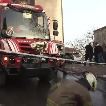 Beyoğlu’nda park halindeki 4 araç alev alev yandı!