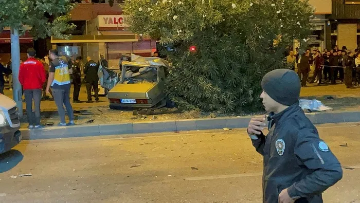 Adana‘da feci kaza! Ağaca çarpan otomobil ikiye bölündü: 3 ölü, 2 yaralı-2