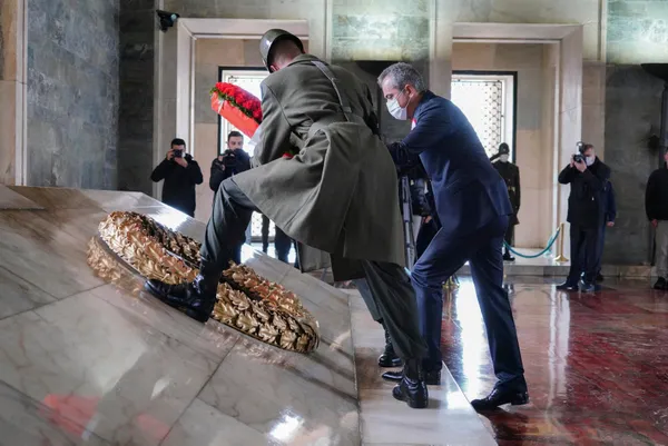 milli-egitim-bakani-mahmut-ozer-24-kasim-ogretmenler-gunu-nedeniyle-anitkabiri-ziyaret-etti-1637741682654.jpg Milli Eğitim Bakanı Mahmut Özer 24 Kasım Öğretmenler Günü nedeniyle Anıtkabir'i ziyaret etti-5