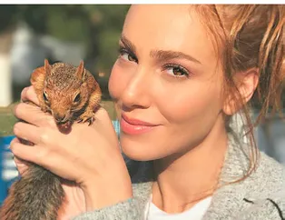 Elçin Sangu'nun annesini görenler şaşırdı! İşe ünlülerin anneleri