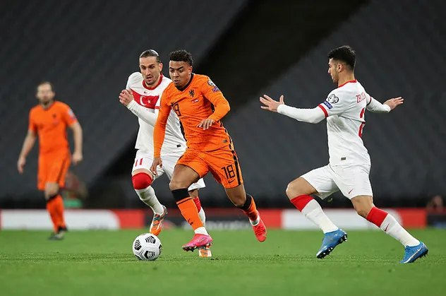 Galatasaray'a PSV maçı öncesi iyi haber! Malen takımdan ayrılıyor