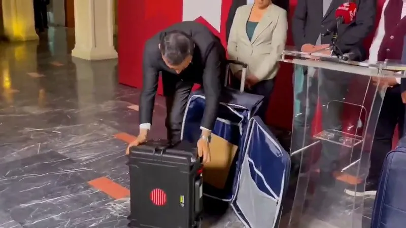 kameralar-bantlandi-jammerlar-devreye-girdi-ekrem-imamoglu-ve-ekibi-neyi-gizlemeye-calisti-sir-bavullardan-sin-1745695679697.jpeg