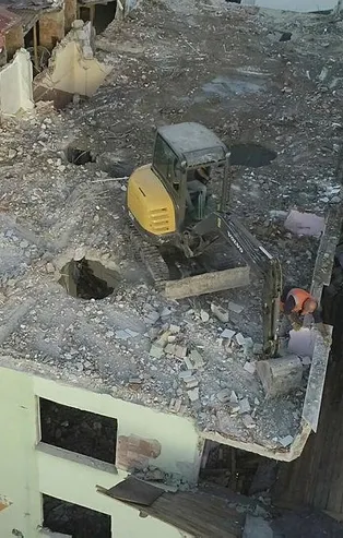 İstanbul'da deprem sonrası boşaltılan binada ilginç yıkım
