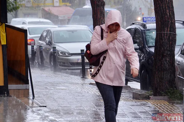 Meteoroloji İstanbul'u uyarmıştı! Beykoz'da yollar göle döndü, sürücüler zor anlar yaşadı - 6
