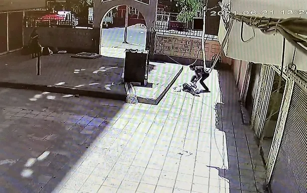 diyarbakirda-garip-olay-tartisan-kisiler-silah-cekince-korkup-7nci-kattan-atladi-1624286922947.jpeg Diyarbakır'da garip olay! Tartışan kişiler silah çekince korkup 7'nci kattan atladı-2