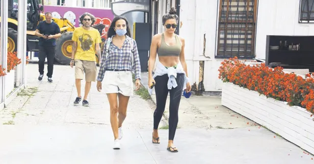 Eda Taşpınar maskeyi eliyle taşıdı