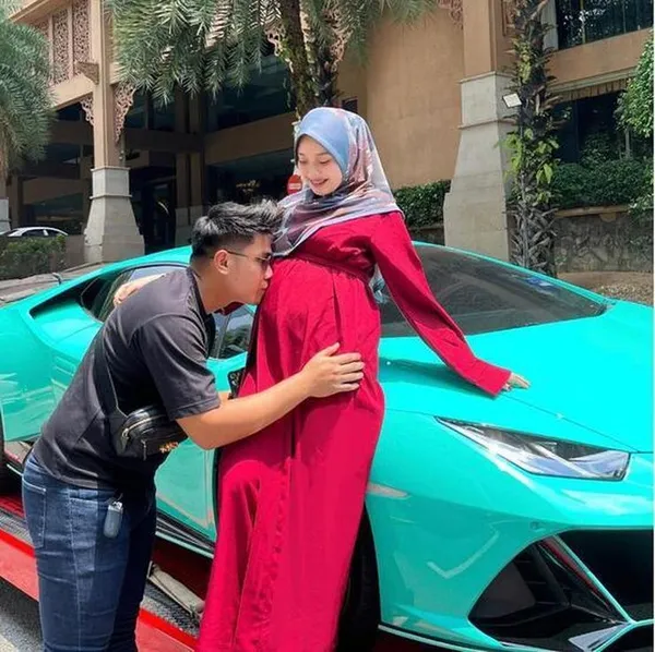 malezyada-hamile-kadin-esine-lamborghini-hediye-etti-degeri-480-bin-dolar-lohusalik-doneminde-istiyorum-1647256912102.jpg Malezya'da hamile kadın eşine Lamborghini hediye etti! Değeri 480 bin dolar! Lohusalık döneminde istiyorum-2