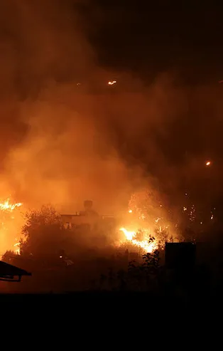 Hatay İskenderun'da yangın çıktı! Alevler yerleşim yerlerine sıçradı