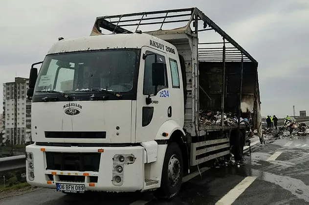 Kuzey Marmara Otoyolu'nda kargo kamyonu yanarak küle döndü