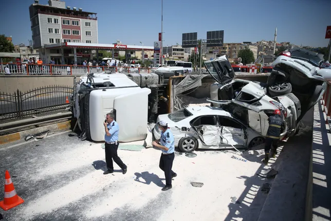 Freni boÅalan kamyon, 4 araca çarpıp yan yattı: 5 yaralı