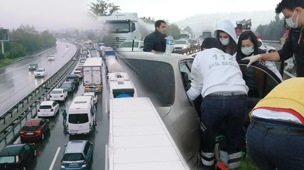 TEM'de feci kaza! 27 araç birbirine girdi: 3'ü ağır 17 yaralı-3