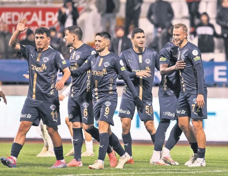 Paşa 3 puanı 2 golle aldı