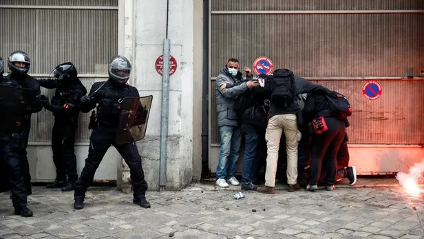 fransanin-baskenti-pariste-halk-sokaga-dokuldu-yeni-guvenlik-yasa-tasarisi-protesto-ediliyor-1607183567836.jpeg Fransa'nın başkenti Paris'te halk sokağa döküldü: Yeni güvenlik yasa tasarısı protesto ediliyor-2