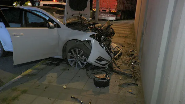 atasehirde-kontrolden-cikan-arac-duvara-carpti-sofor-bayildi-1634957908883.jpg Ataşehir'de kontrolden çıkan araç duvara çarptı! Şoför bayıldı-1