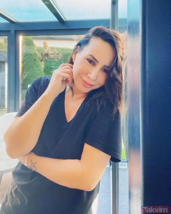 Beyazlar İçinde Poz Veren Ünlü İsim, Gelinliğin Tanıtımını Kendi Üzerinde Yaptı.