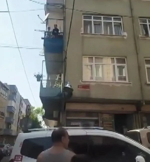 balkondan-feryat-etti-kocasi-gozaltina-alindi-1692454233685.jpeg Balkondan feryat etti! Kocası gözaltına alındı-3