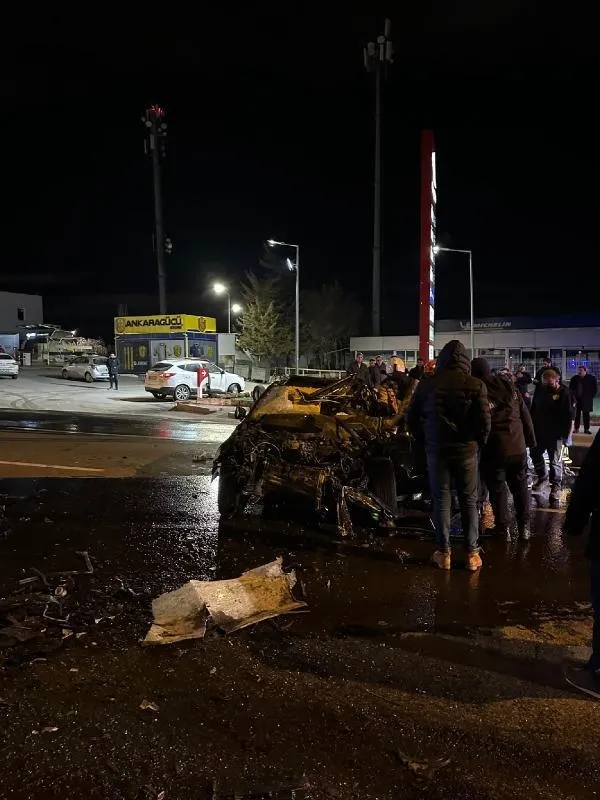 Ankara'da gece yarısı feci kaza: Sulama tankerine çarpan otomobilin sürücüsü öldü-3