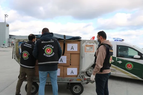 istanbulda-dev-uyusturucu-operasyonu-50-milyon-euro-degerinde-kimyasal-madde-ele-gecirildi-1644068696529.jpg İstanbul'da dev uyuşturucu operasyonu! 50 milyon euro değerinde kimyasal madde ele geçirildi-6