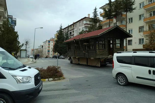 Kemal Sunal'ın filmi Çorum'da gerçek oldu! Kamyonla evini taşıdı