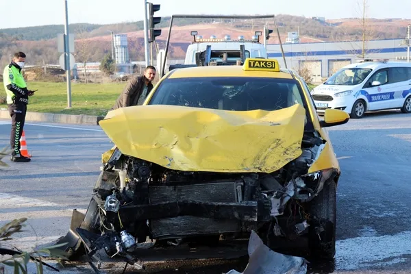 duble-yolda-ticari-taksi-ile-otomobil-carpisti-1i-agir-1i-cocuk-toplam-4-yarali-1616951069041.jpg Duble yolda ticari taksi ile otomobil çarpıştı: 1’i ağır, 1’i çocuk toplam 4 yaralı-2