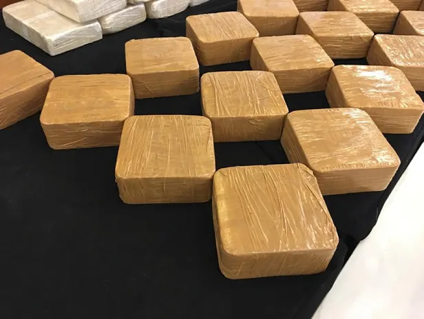 İstanbul'da lüks rezidansa baskın: 38 milyon liralık uyuşturucu ele geçirildi-3