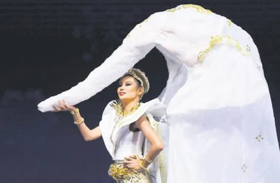 Tara de Vries'ın Osmanlı rüzgarı estiren kostümü büyük beğeni topladı-9