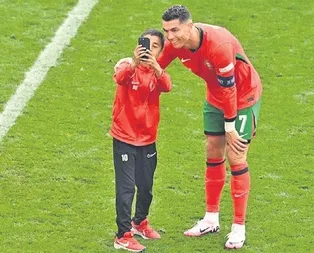 Ronaldo ile selfie için sahaya daldı