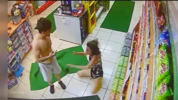 Fethiye'de dehşet: Benzinlikte kadına feci dayak kamerada!