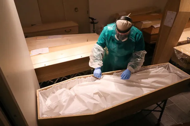 Belçika'da koronavirüsten ölen yaşlı bir kadının elleri tüyler ürpertti!-9