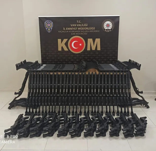 vanda-kacakcilara-baskin-cok-sayida-av-tufegi-ele-gecirildi-1662962568259.jpg Van’da kaçakçılara baskın: Çok sayıda av tüfeği, telefon ve alkol...-2