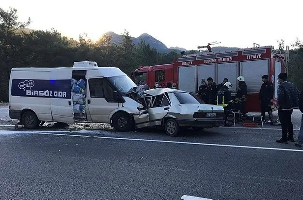 SON DAKİKA: Antalya'da otomobil ile ticari araç kafa kafaya çarpıştı: 2 ölü 1 yaralı-2