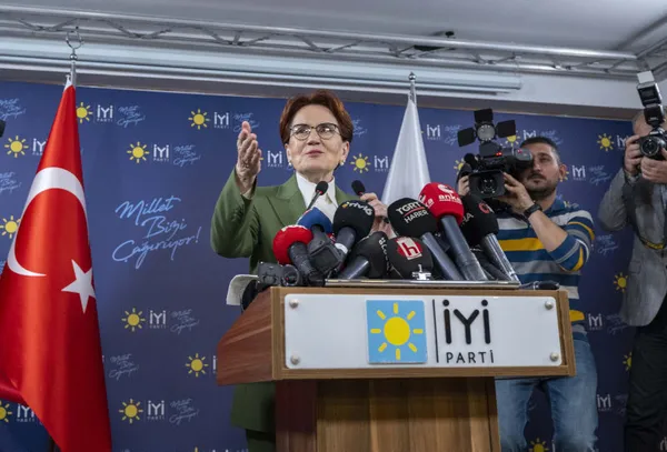 meral-aksener-masayi-devirdi-chp-cephesi-ofke-kustu-siyasetci-fondas-gazetecisi-sanatcisi-siraya-girdi-1677849977534.jpg Meral Akşener masayı devirdi! CHP cephesi öfke kustu: Siyasetçi, fondaş gazetecisi, sanatçısı sıraya girdi-4