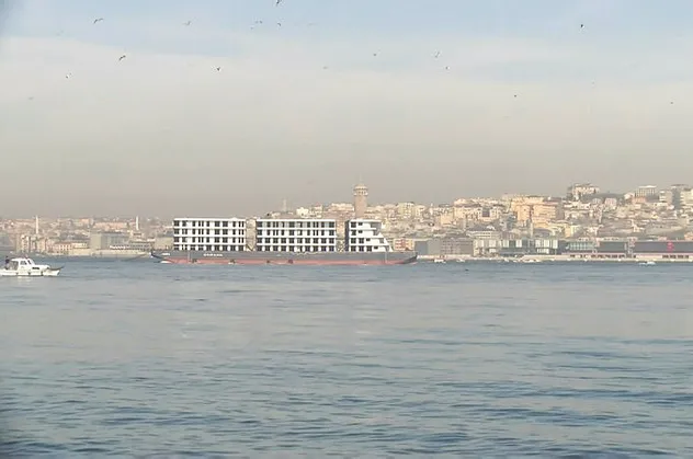 İstanbul Boğazı'ndan "apartman" geçti! Gemiyi gören inanamadı