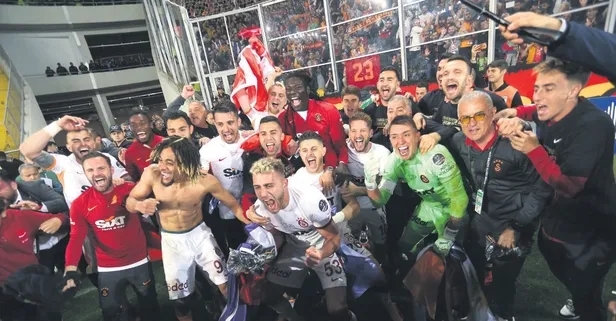 Yüzde 100 şampiyon Galatasaray! Cimbom Cumhuriyetimiz'in 100. yılında şampiyonluğunu resmi olarak ilan etti...