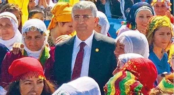 chpli-mersin-buyuksehir-belediyesinde-basin-daire-baskani-olan-bedrettin-gundes-hakim-karsisinda-1686322618565.jpeg CHPKK'lı Mersin Büyükşehir Belediyesi'nde Basın Daire Başkanı olan Bedrettin Gündeş hakkında flaş karar: Kaçamayacak!-4