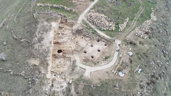 miss-europe-2021-ucuncusu-duygu-cakmaktan-birbirinden-seksi-pozlar-tarihi-zerzevan-kalesi-dogal-studyo-oldu-1640154590128.jpg Miss Europe 2021 üçüncüsü Duygu Çakmak'tan birbirinden seksi pozlar! Tarihi Zerzevan Kalesi doğal stüdyo oldu-7