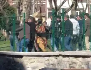 Çocukların kavgasına aileler karıştı! Beyoğlu'nda korku dolu anlar: Boğazından bıçakladılar