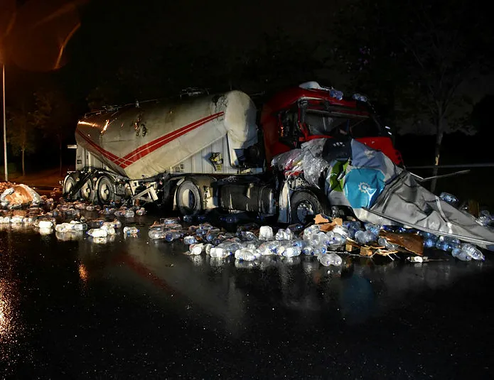 Kontrolden çıkan tır beton mikserine çarptı