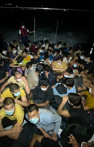 Bodrum açıklarında yelkenli teknede 63 düzensiz göçmen yakalandı! 2 insan kaçakçısı gözaltında