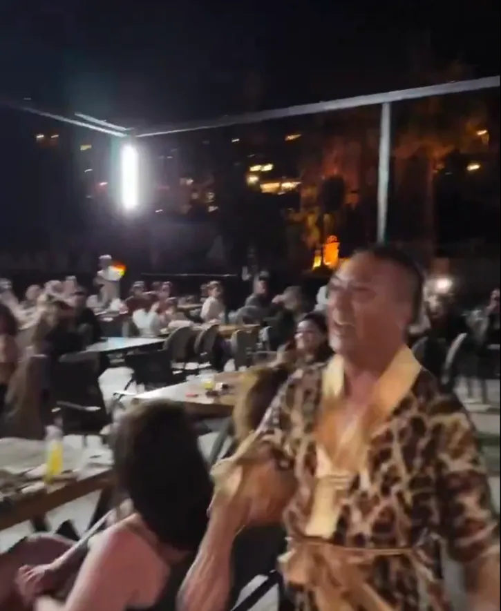 Provokasyoncu Murat Övüç sözünü tutamadı! "Murat Abi" gitti eski hali geri geldi: Leoparlı sahne kostümü tartışmalara yol açtı-7