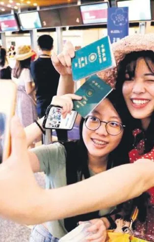 Uçakta sadece 15 dakika kalıp hatıra fotoğrafı çektirmek için bin 500 dolar ödediler!